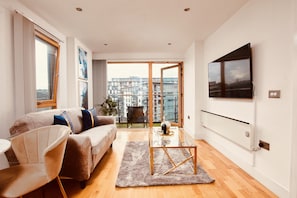 Deluxe Apartment, Private Bathroom, River View | 1 bedroom - Deluxe City Centre Apt Balcony View Free Parking (Leeds)