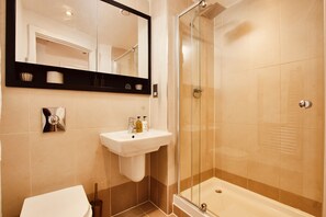 Deluxe Apartment, Private Bathroom, River View | Bathroom - Deluxe City Centre Apt Balcony View Free Parking (Leeds)