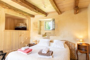 Habitación superior con 1 cama doble o 2 individuales, baño privado