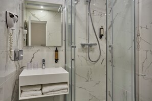 Chambre Double Supérieure | Salle de bain | Sèche-cheveux, serviettes fournies