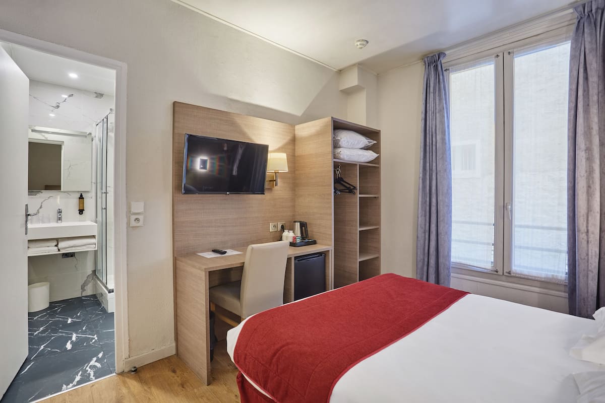 Superior tweepersoonskamer | Een minibar, een kluis op de kamer, een bureau, geluiddichte muren
