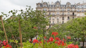 Un immeuble à plusieurs étages, de style architectural classique, doté de balcons et de détails décoratifs élaborés.