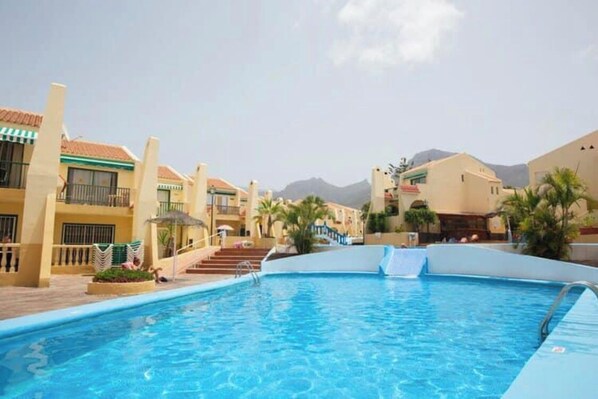 Una piscina al aire libre, una piscina climatizada