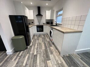 Basic Apartment, Ensuite (Apt 3) | Private kitchen - Crows Nest (Par)