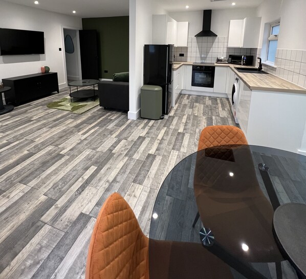 Basic Apartment, Ensuite (Apt 3) | Lounge - Crows Nest (Par)