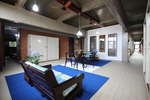 TV a schermo piatto 22 pollici con canali via cavo, TV