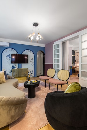 Luxury Apartment, 3 Bedrooms, Balcony | Living area | 140-cm Smart TV with digital channels, TV, Netflix - Birds of Paradise (Bucharest)