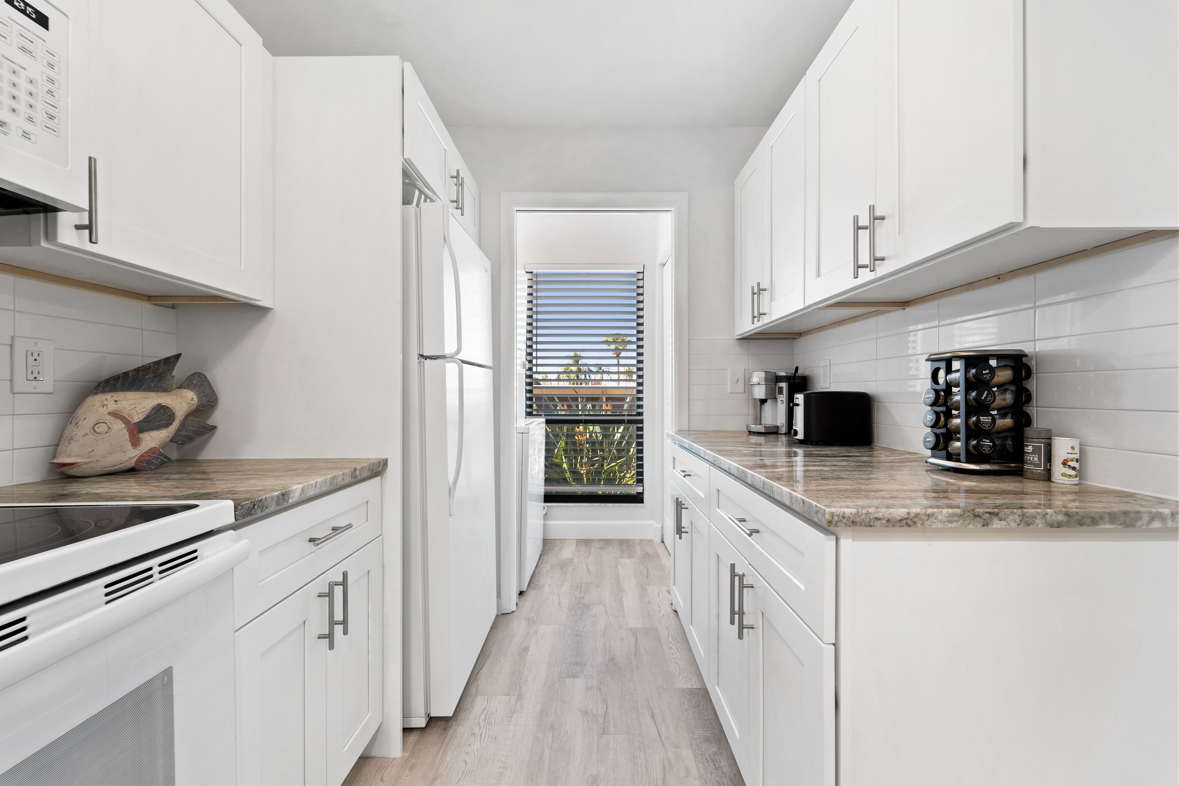 Een koelkast, een microgolfoven, een oven, een vaatwasser