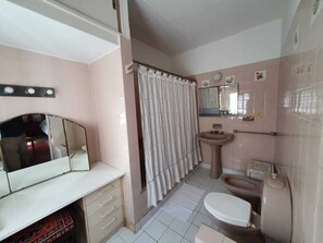 Duschwanne, Bidet, Handtücher, Seife