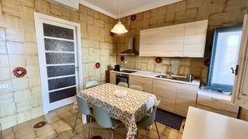 Réfrigérateur, four, plaque de cuisson, cafetiÚre/bouilloire