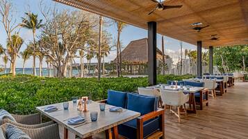 8 restaurants; breakfast, lunch and dinner served