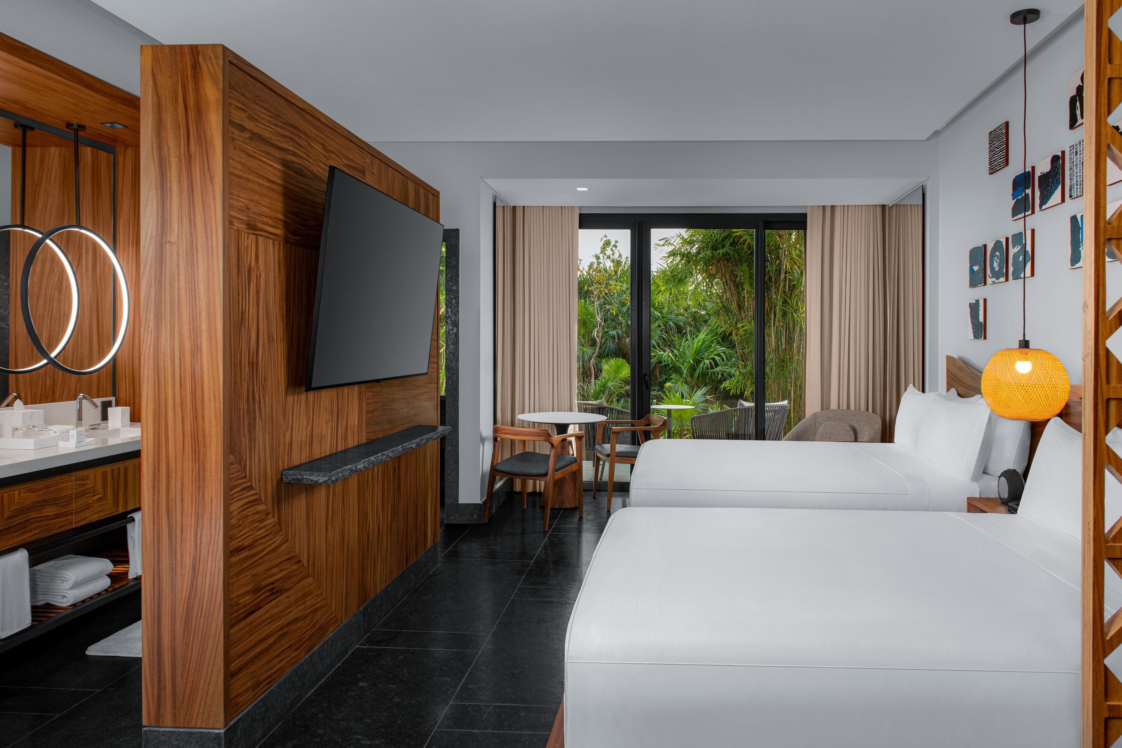 Tropical View Guestroom with 2 Queen Beds | Vista do quarto