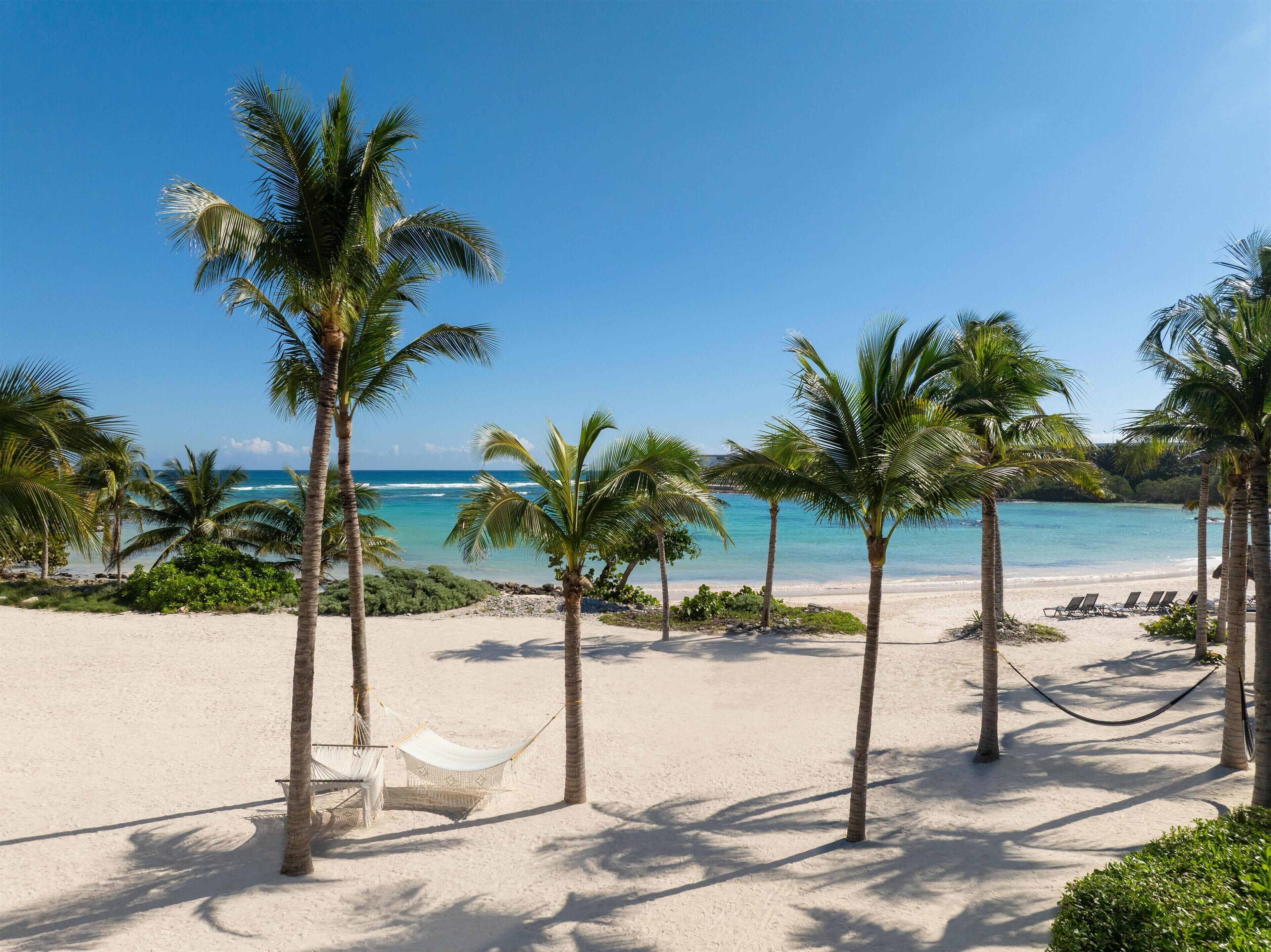 Privatstrand, weißer Sandstrand, Sonnenschirme, Strandtücher