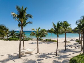 Private beach, white sand, beach umbrellas, beach towels - Conrad Tulum Riviera Maya (Tulum)