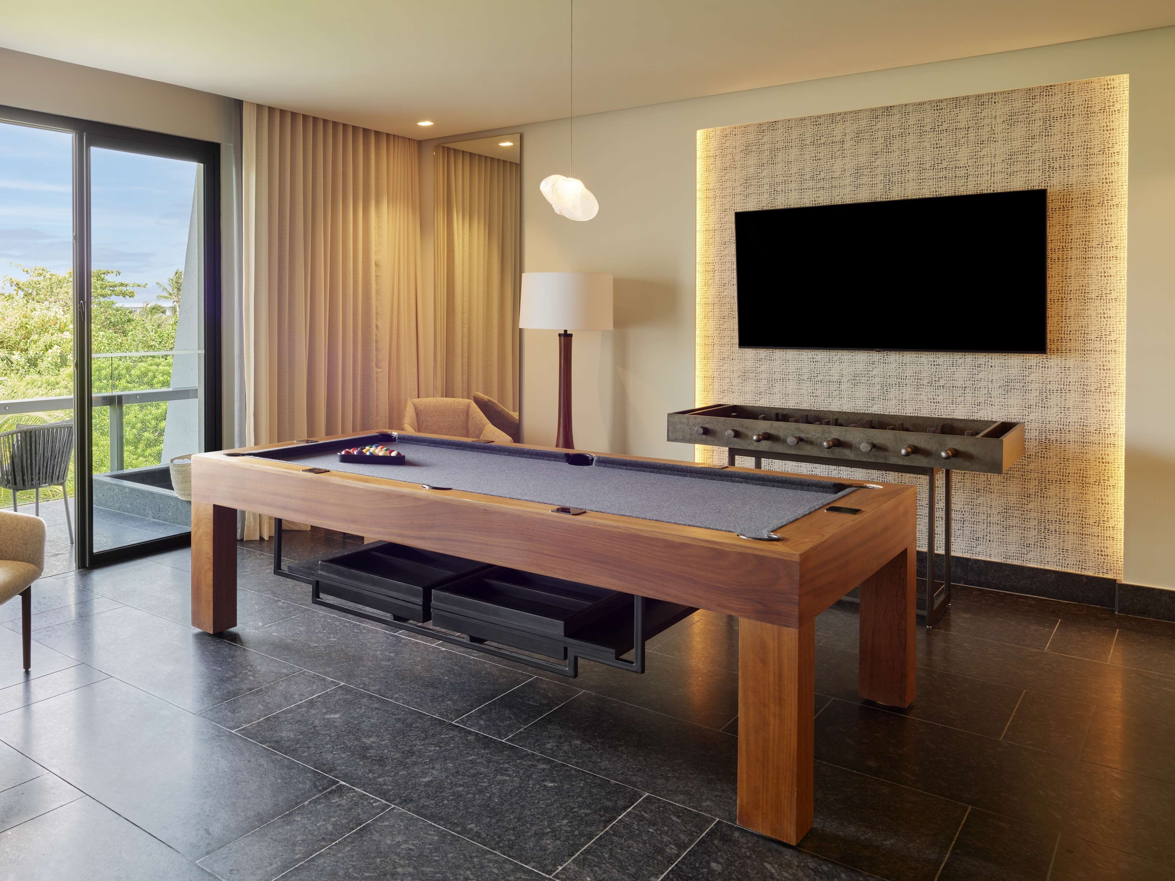 Suite presidencial, 1 habitación | Área de sala de estar | Televisión de pantalla plana de 65 pulgadas con canales vía satélite 