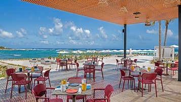 7 restaurantes; se sirven desayunos y cocina local e internacional