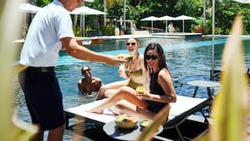 Bar en bord de piscine