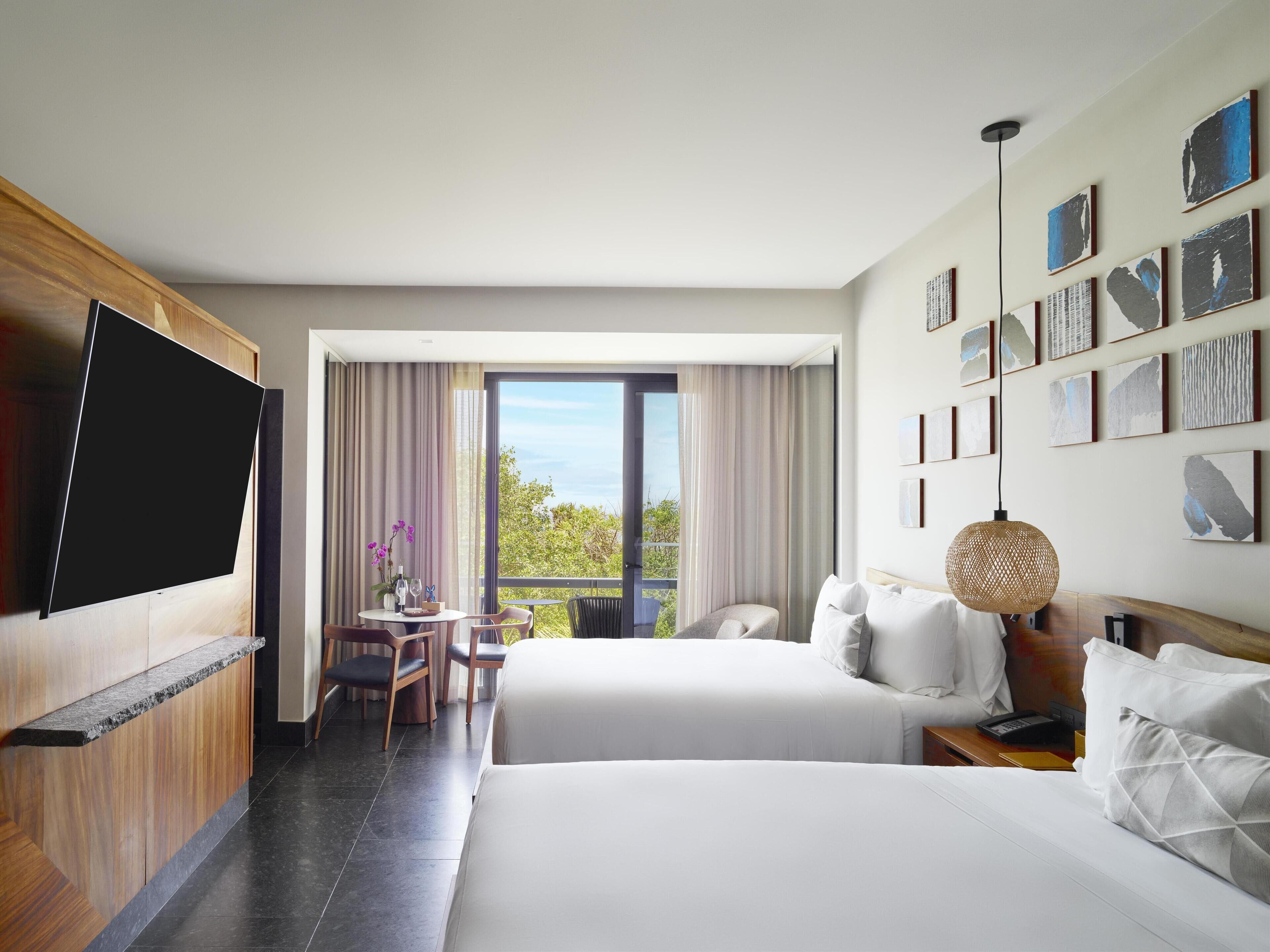 أغطية فراش متميزة وأسرّة بطبقة علوية مريحة وميني بار وخزنة داخل الغرفة