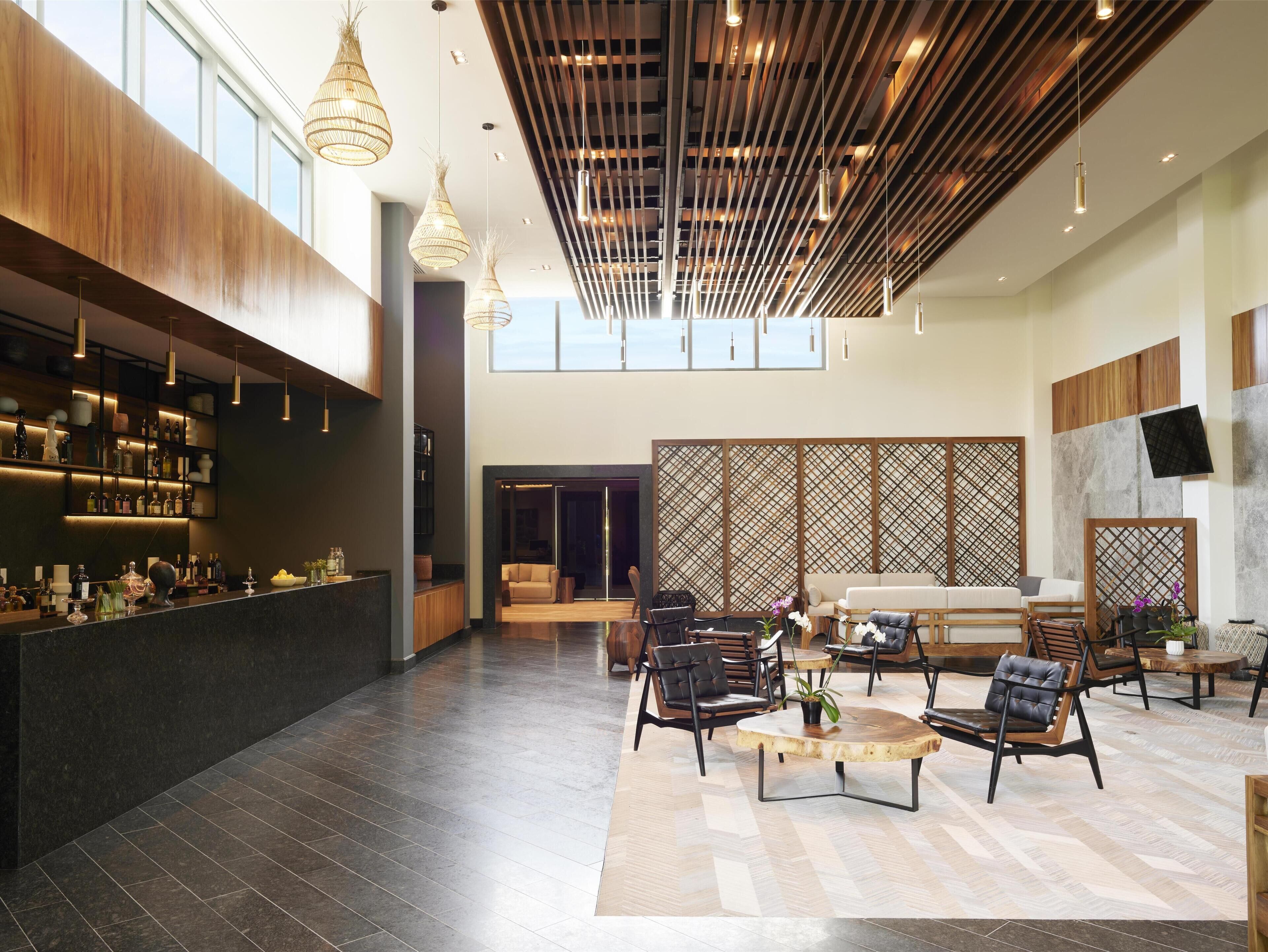 7 restaurantes, se sirve desayuno, cocina local e internacional 