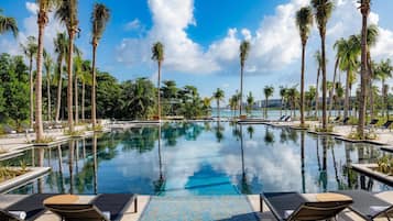 3 AuĂenpools, Sonnenschirme, LiegestĂŒhle