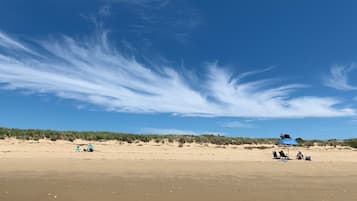 靠近海滩、沙滩椅
