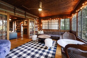 TV connectée, cheminée, chaîne hi-fi