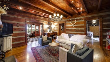 Smart TV, fireplace, stereo