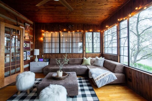 Smart TV, fireplace, books, music library