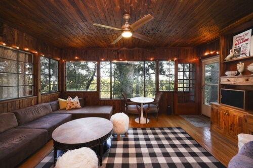 RIVER VIEW, HOT TUB, FIRE PIT, 10 min to Nashville! 
Pet friendly.