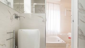 Bathtub, jetted tub, hair dryer, bidet