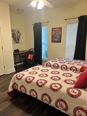 3 bedrooms, desk, iron/ironing board, free WiFi - AlabamaVictoryGetaway (Tuscaloosa)