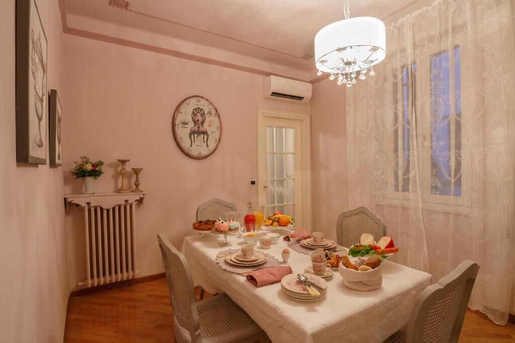 Exclusief appartement | Privékeuken | Een koelkast met diepvriezer, een microgolfoven, een oven, een kookplaat