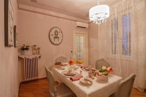 Exclusief appartement | Privékeuken | Een koelkast met diepvriezer, een microgolfoven, een oven, een kookplaat