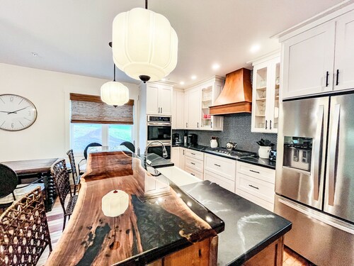 Stunning modern farmhouse with Lake Access and Free Golf!