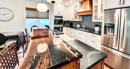 Stunning modern farmhouse with Lake Access and Free Golf!