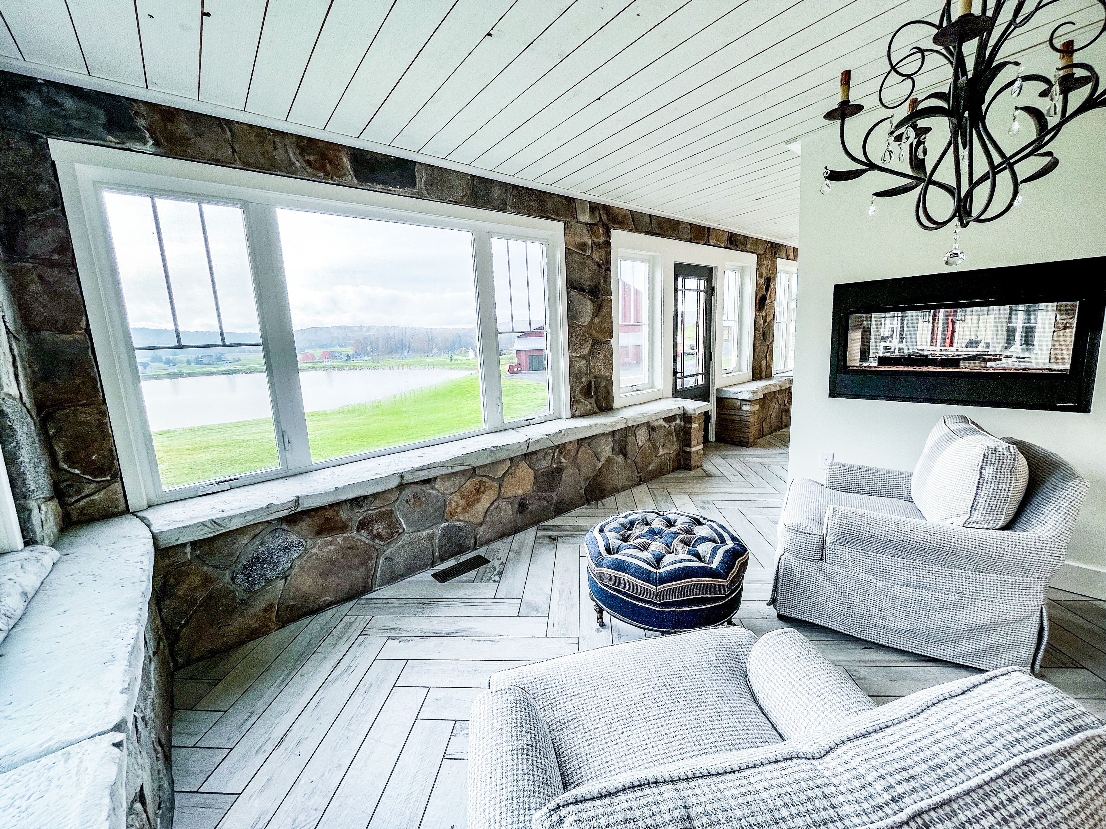 TV connectée, cheminée, baby-foot