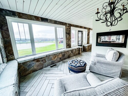 Stunning modern farmhouse with Lake Access and Free Golf!