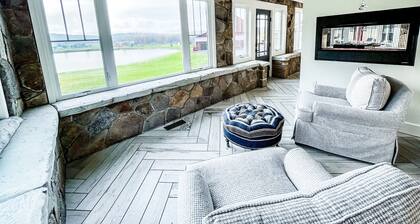 Stunning modern farmhouse with Lake Access and Free Golf!