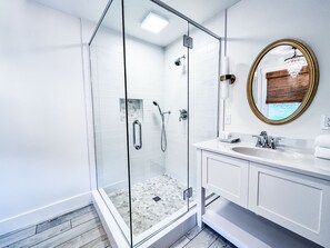 Combined shower/tub, hair dryer, towels