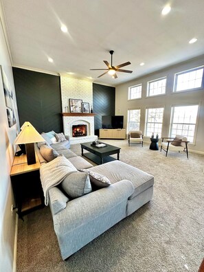 Smart TV, chimenea, videojuegos y reproductor de DVD