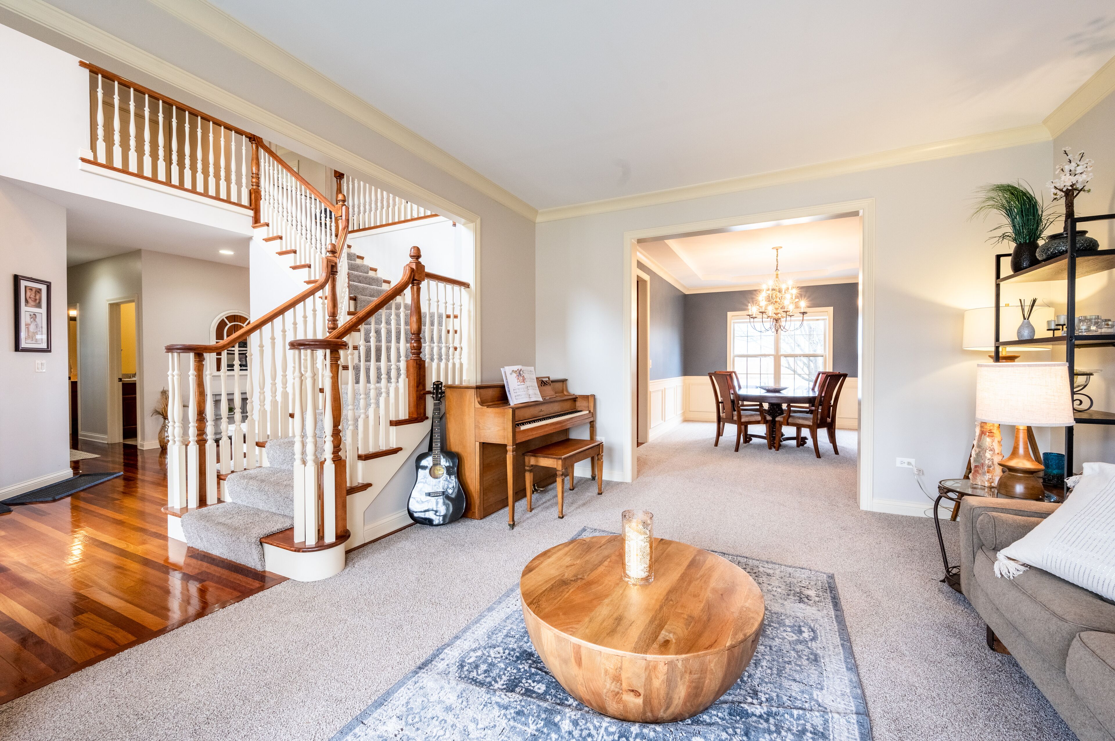 Smart-tv, een open haard, videospelletjes en een dvd-speler