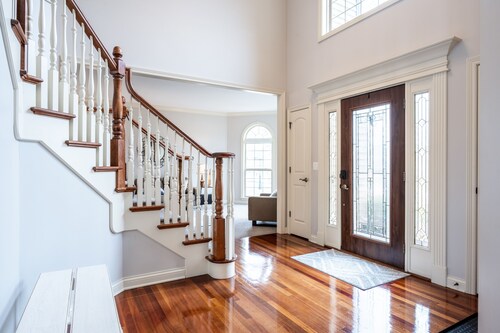 WATERFRONT LUXURY HOME WILL FEEL LIKE A RESORT FOR 12 or More