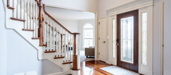 WATERFRONT LUXURY HOME WILL FEEL LIKE A RESORT FOR 12 or More