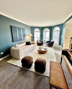 Smart TV, chimenea, videojuegos y reproductor de DVD