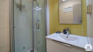 Ducha, secador de pelo, toallas y jabón