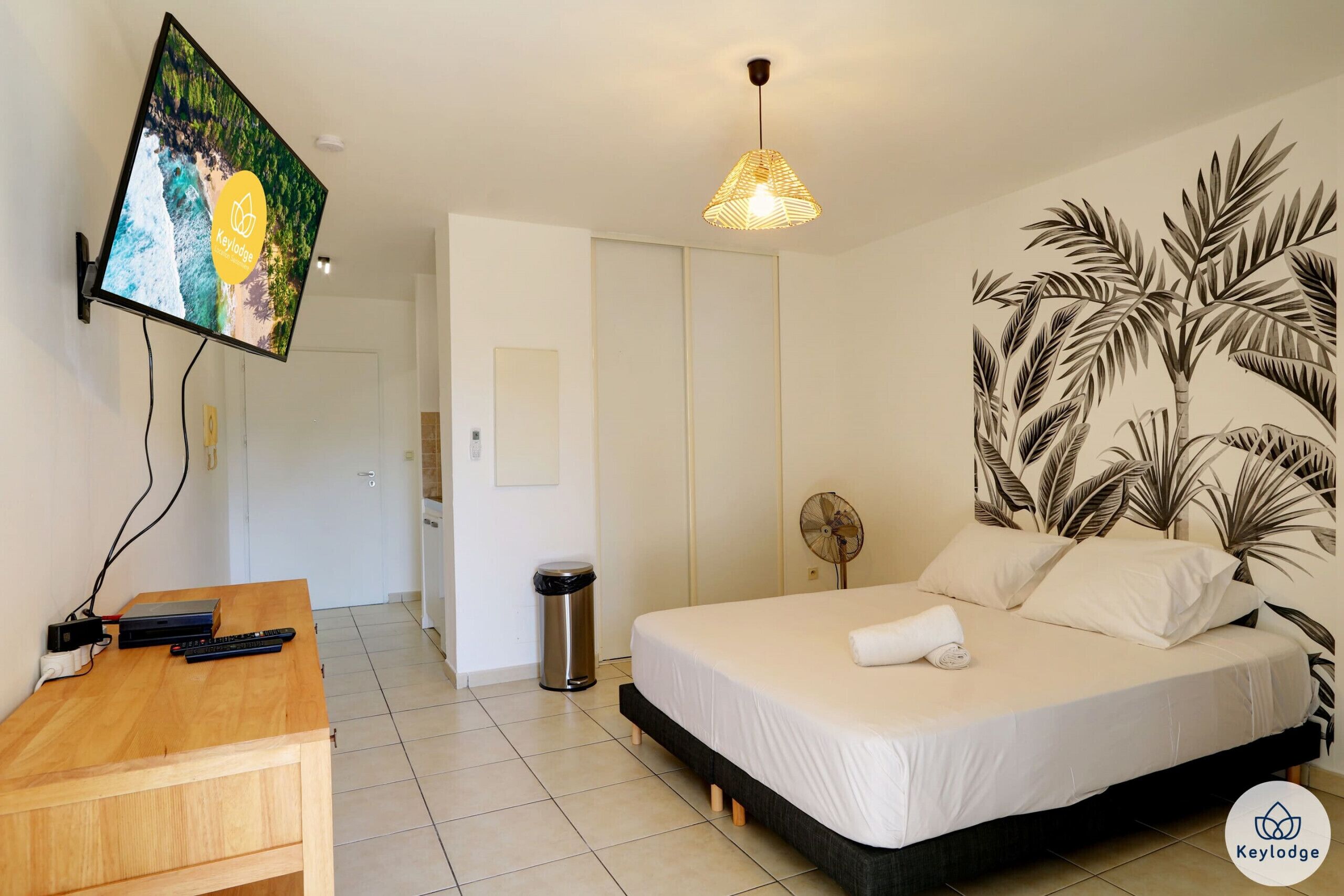 Tabla de planchar con plancha, wifi gratis y ropa de cama 