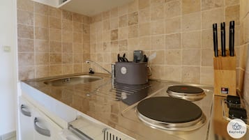 Kühlschrank, Mikrowelle, Herdplatte, Wasserkocher mit Kaffee-/Teezubehör