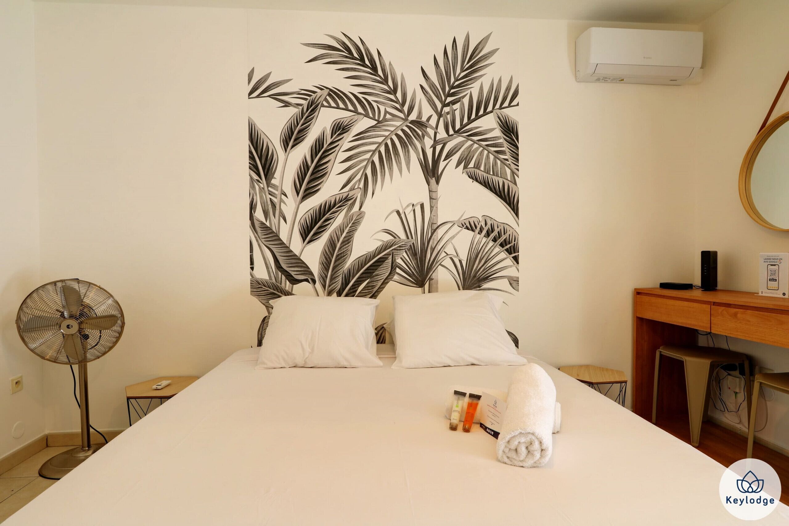 Tabla de planchar con plancha, wifi gratis, ropa de cama