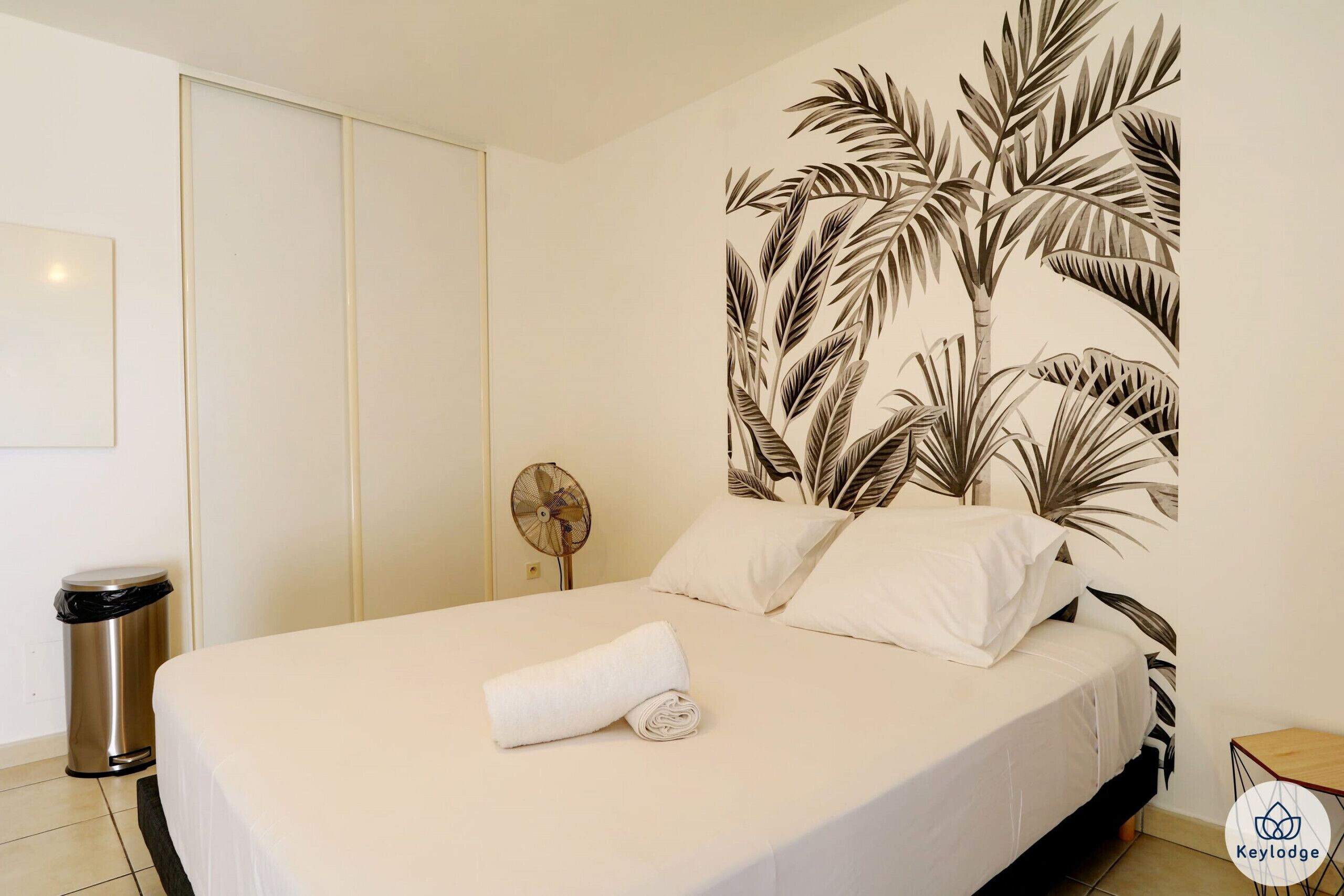 Planxa i posts de planxar, wifi gratuïta i roba de llit 