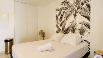 Planxa i posts de planxar, wifi gratuïta i roba de llit